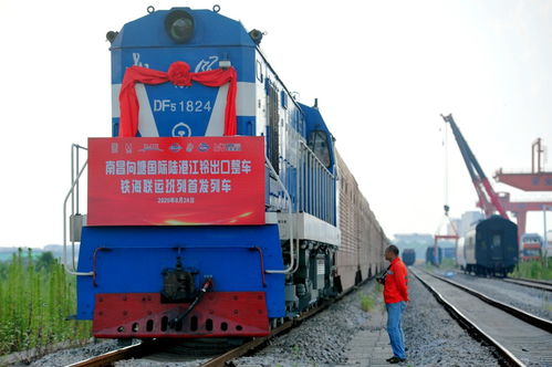 南昌向塘國(guó)際陸港首列商品汽車整車出口鐵海聯(lián)運(yùn)外貿(mào)班列開(kāi)行